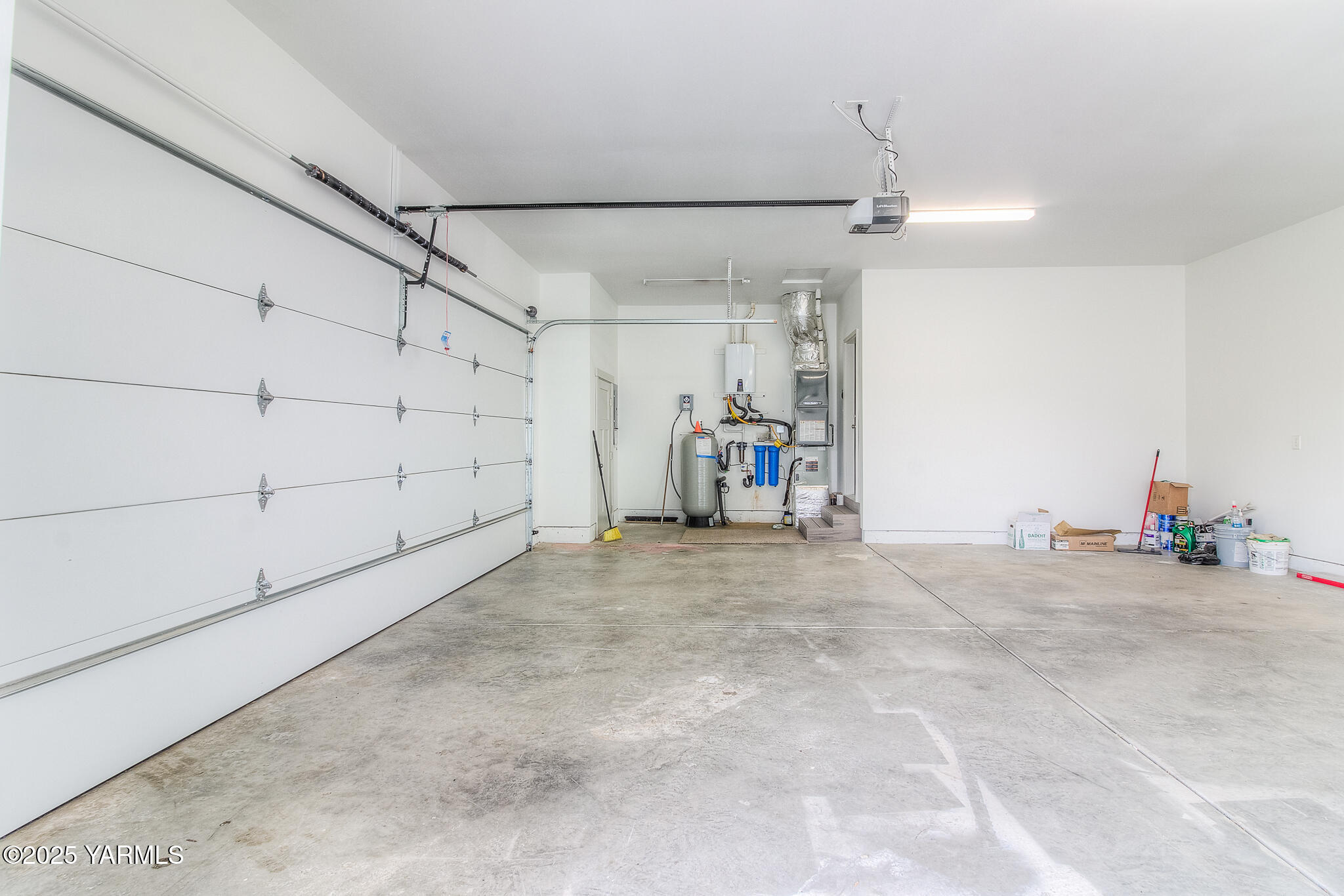 15020 Douglas Road Yakima, WA 98908 - Photo 30 of 38 30 Garage
