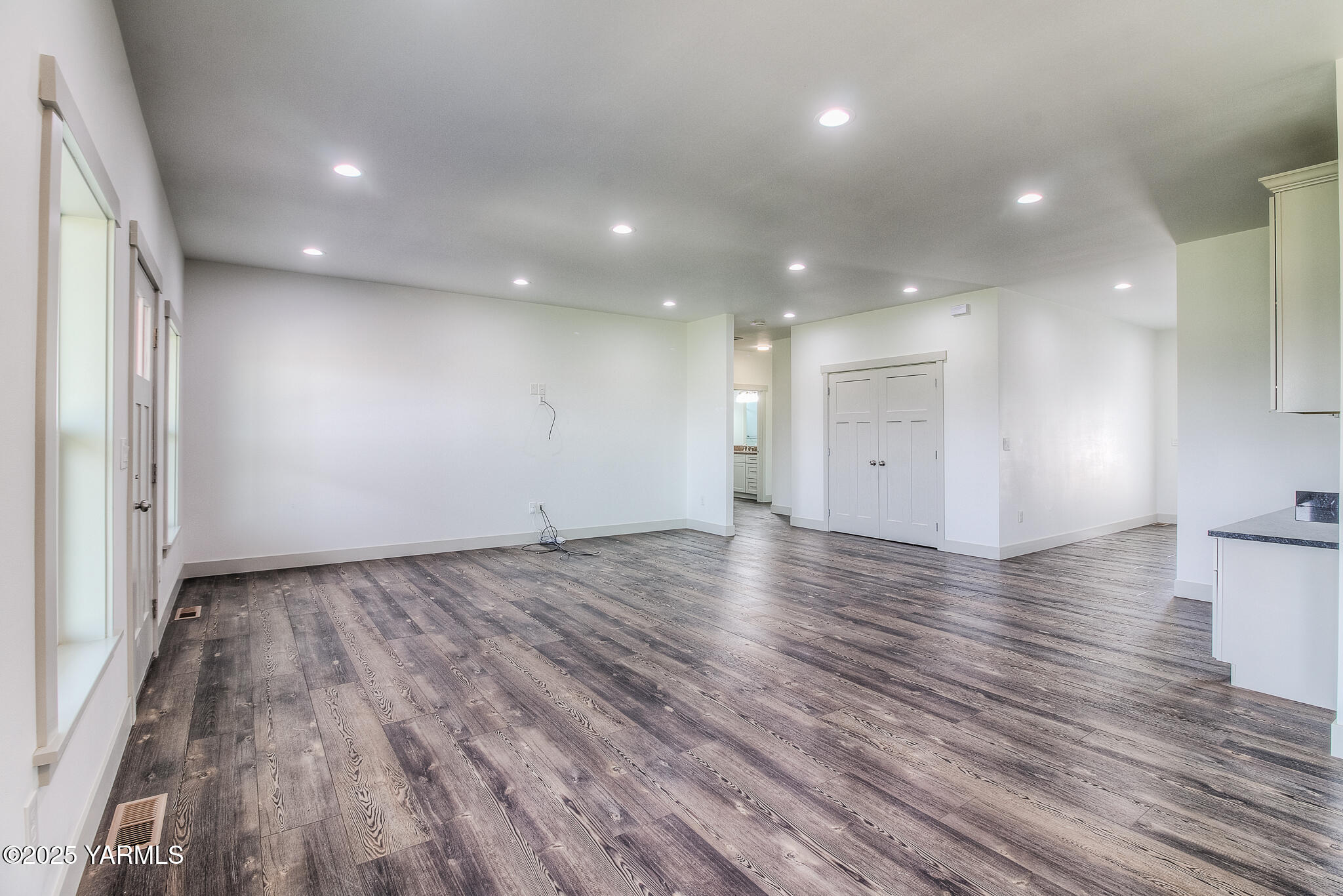 15020 Douglas Road Yakima, WA 98908 - Photo 5 of 38 5 Great room (1)