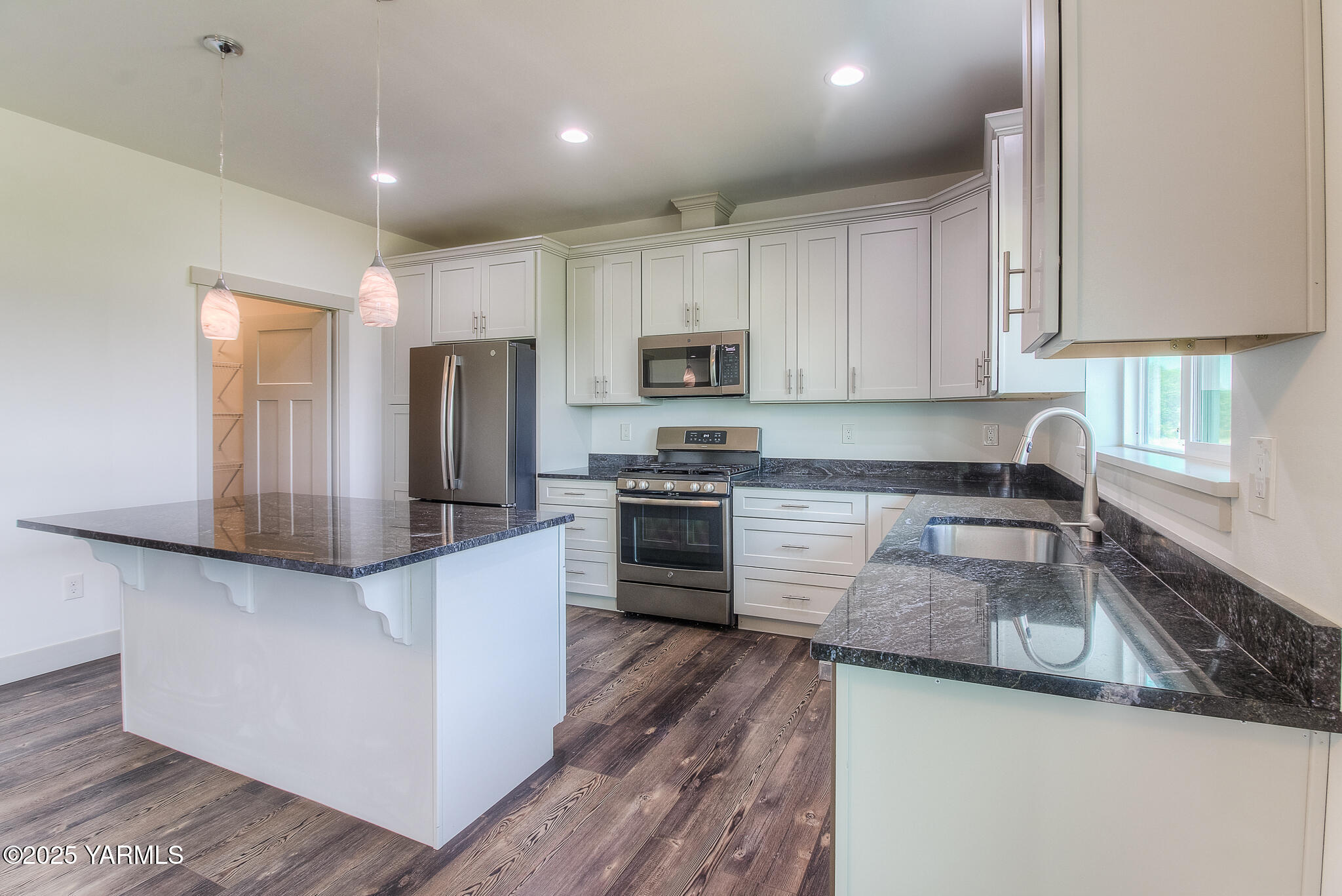 15020 Douglas Road Yakima, WA 98908 - Photo 10 of 38 10 Kitchen