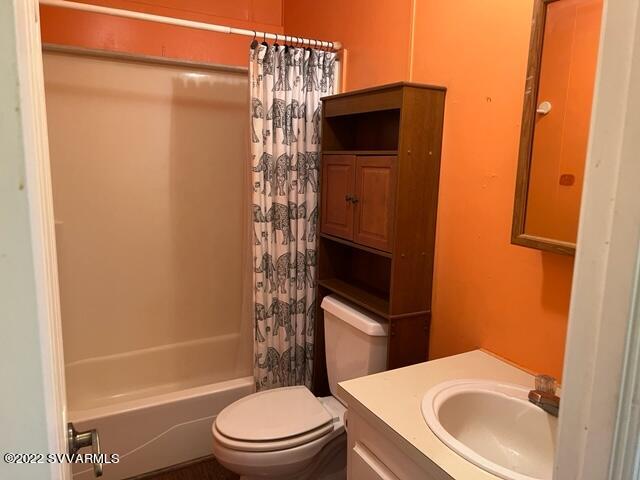 4750 North Drifting Sands Road Rimrock, AZ 86335 - Photo 25 of 35 Hall bath