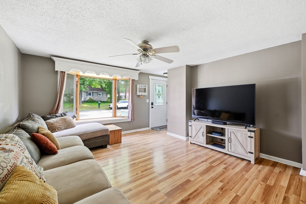 346 Newhouse Street Springfield, MA 01118 - Photo 8 of 27