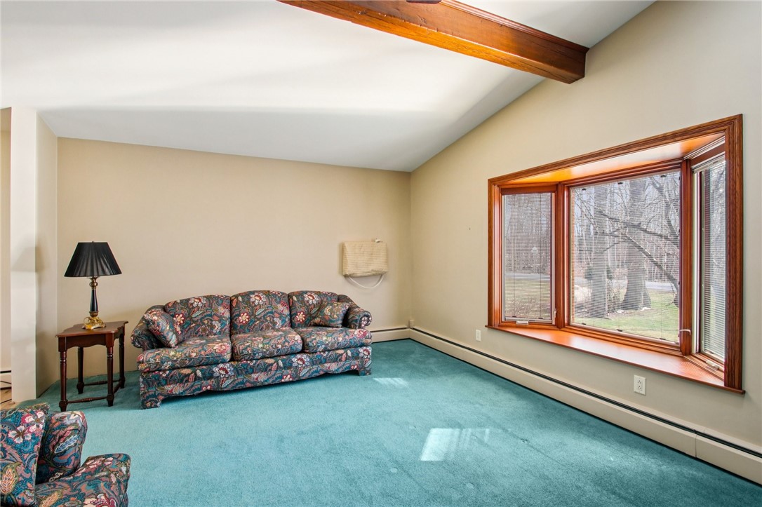 4820 Fox Road Farmington, NY 14522 - Photo 12 of 26 Living Room