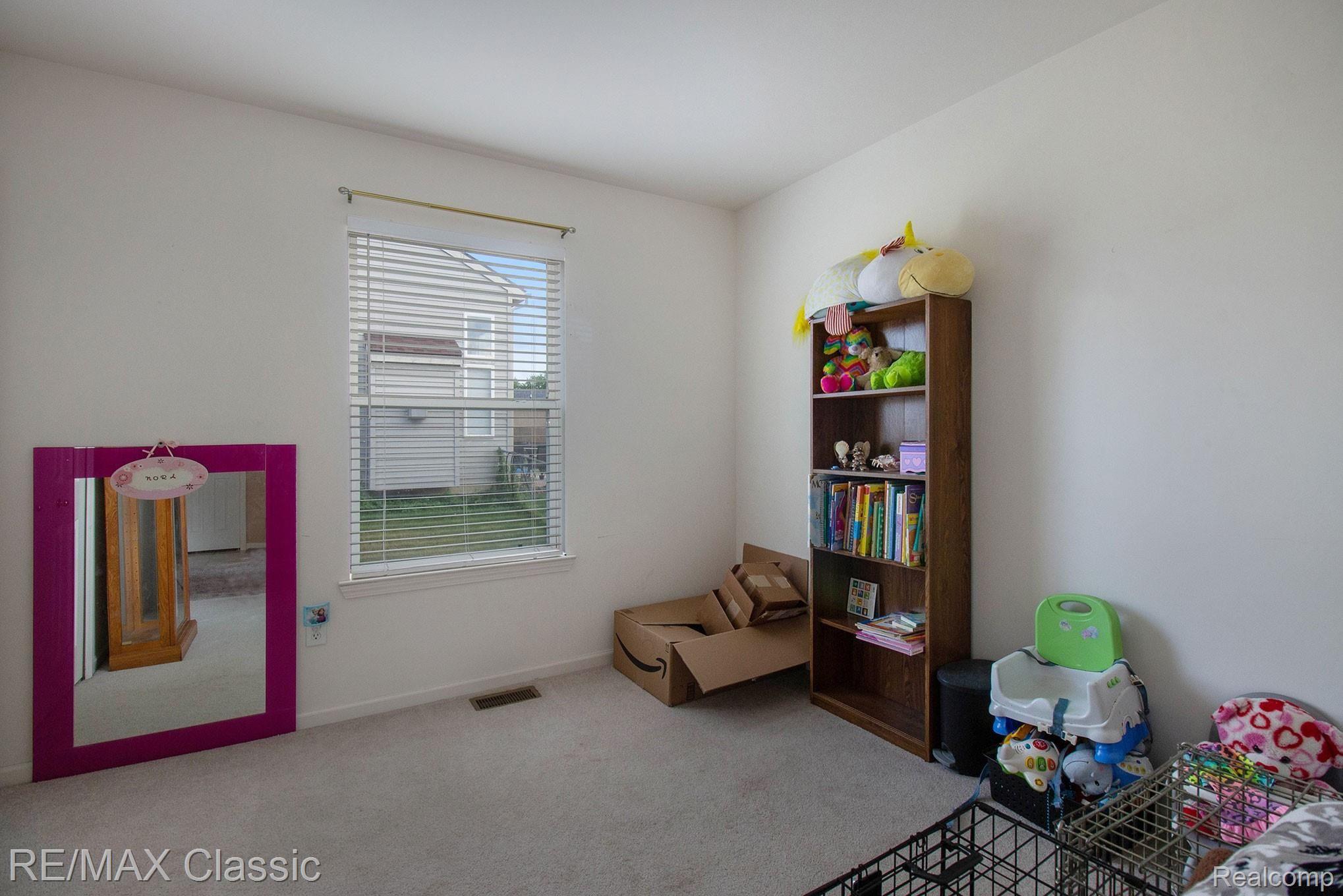697 Ridgecrest Street Fenton, MI 48430 - Photo 11 of 17 IMG_1130.jpg