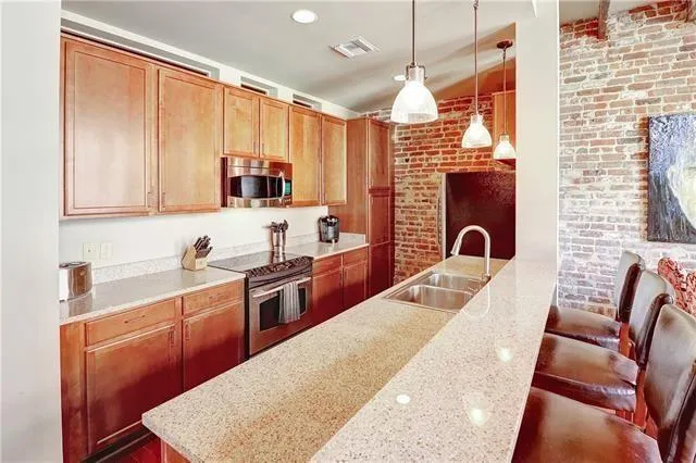 $5,000 | 840 Tchoupitoulas Street, Unit 201, New Orleans, LA 70130