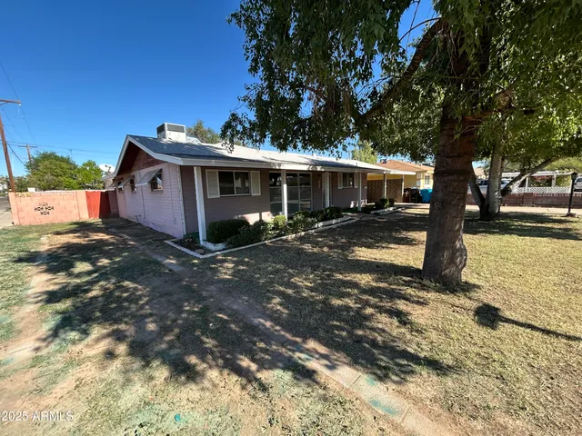 a view of a house with a yard