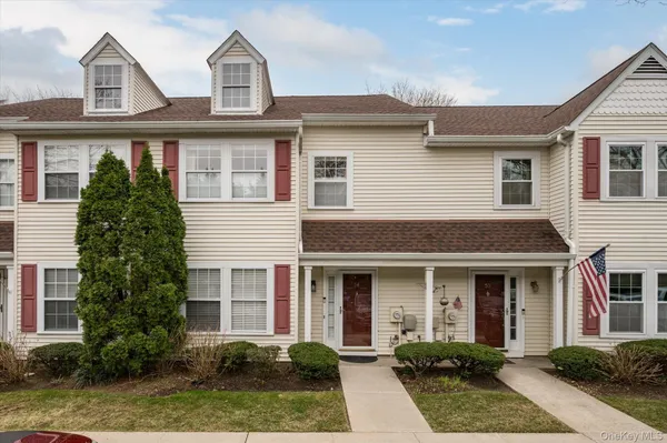 $709,000 | 54 Stratford Green, Farmingdale, NY 11735