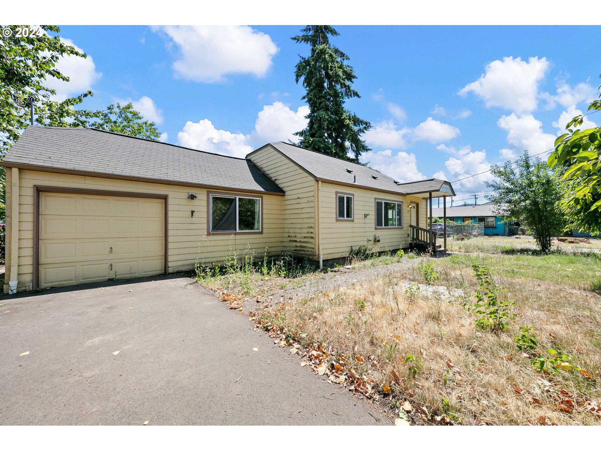 179 35th Street Springfield, OR 97478 - Photo 1 of 46 a front view of a house with a yard and garage