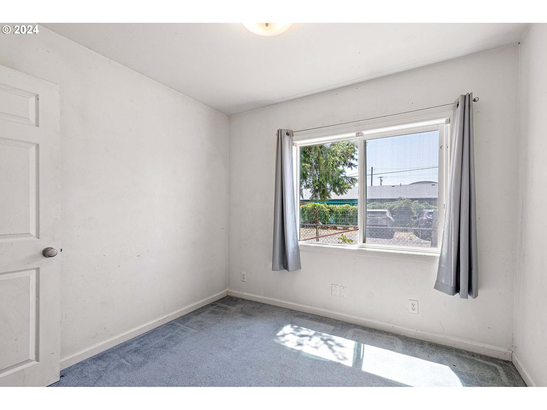 179 35th Street Springfield, OR 97478 - Photo 16 of 46 a view of an empty room with a window