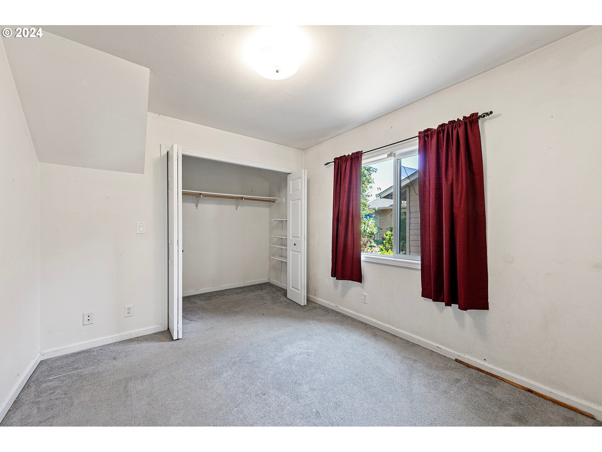 179 35th Street Springfield, OR 97478 - Photo 19 of 46 an empty room with windows and closet