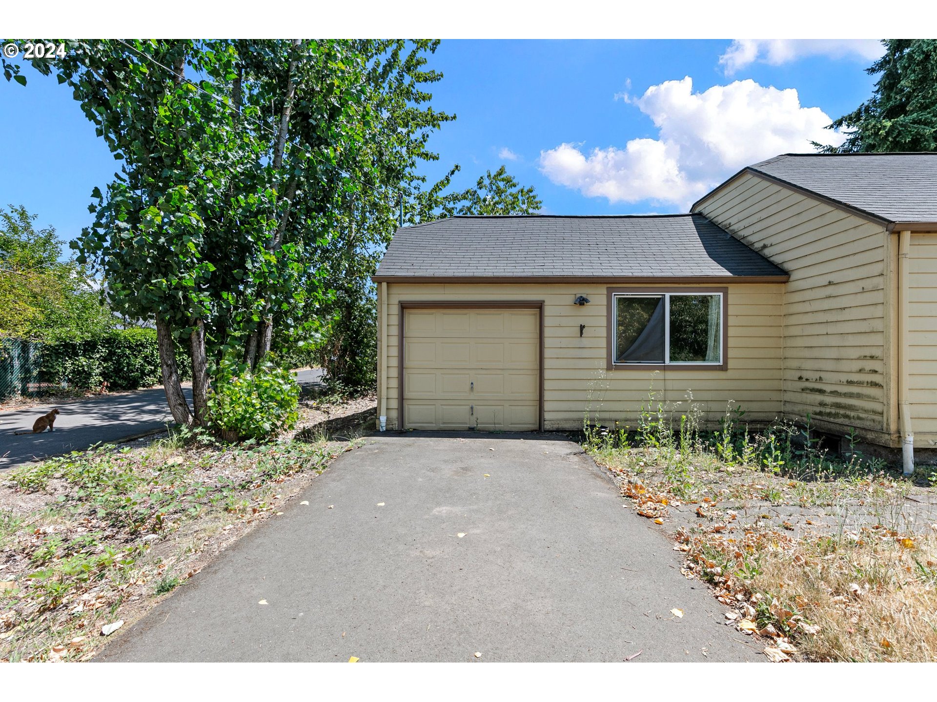 179 35th Street Springfield, OR 97478 - Photo 2 of 46 a front view of a house with garden