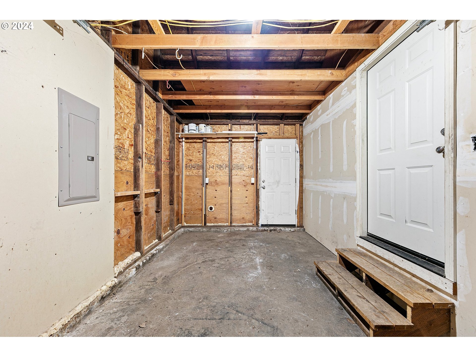 179 35th Street Springfield, OR 97478 - Photo 21 of 46 a view of an empty room