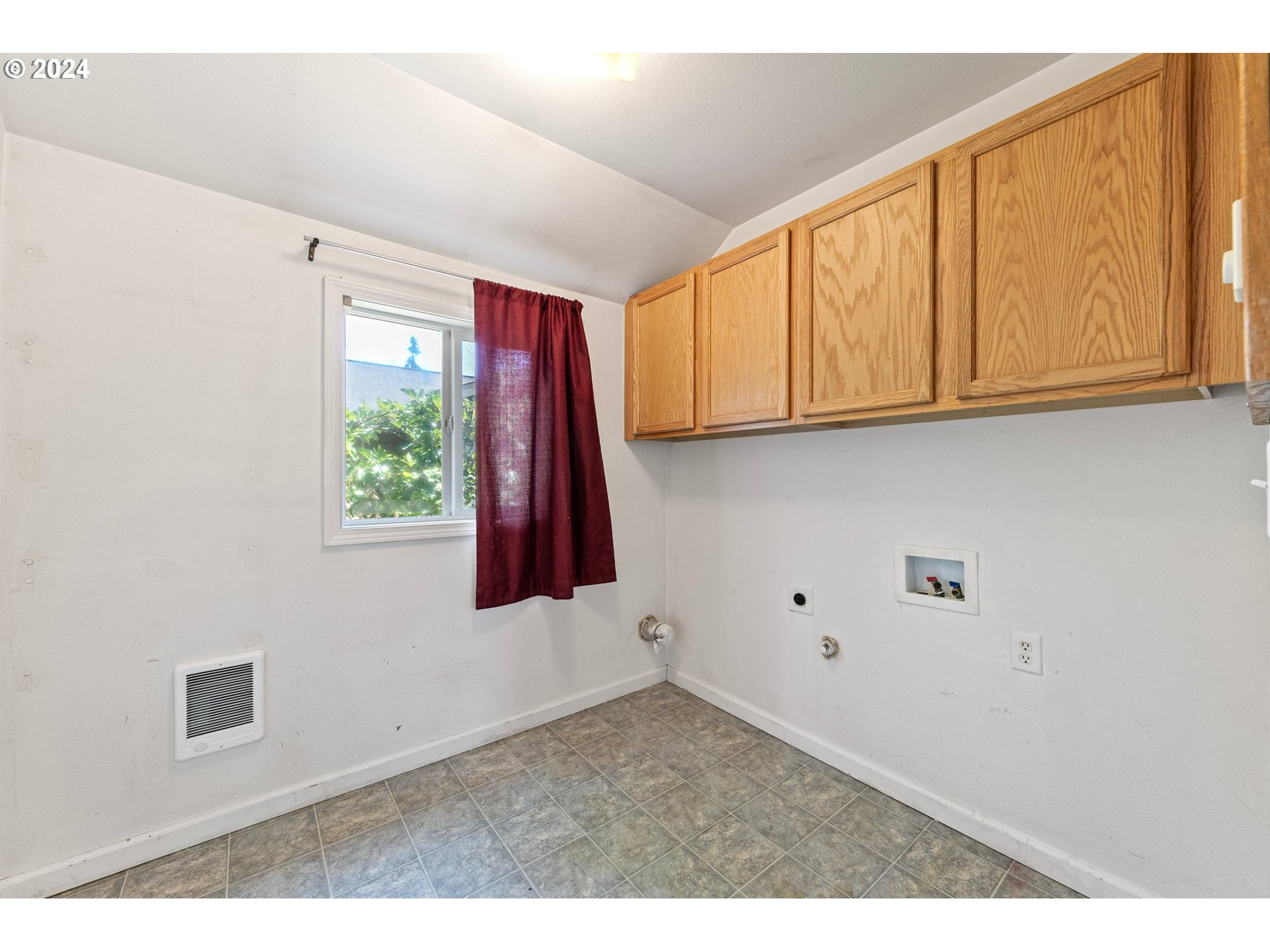 179 35th Street Springfield, OR 97478 - Photo 22 of 46 a view of an empty room with a window