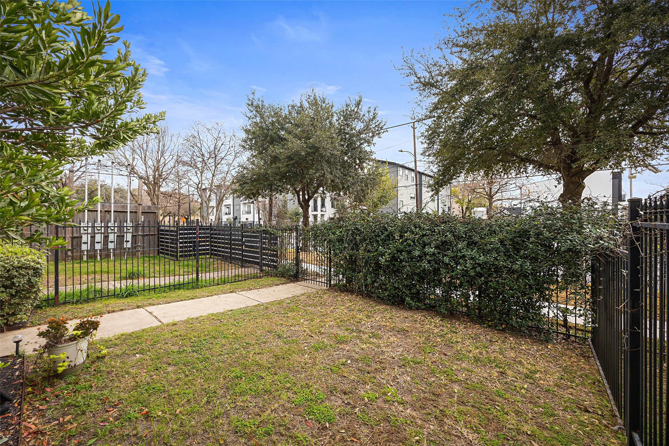 2320 Emancipation Avenue Houston, TX 77004 - Photo 7 of 38 a view of a backyard