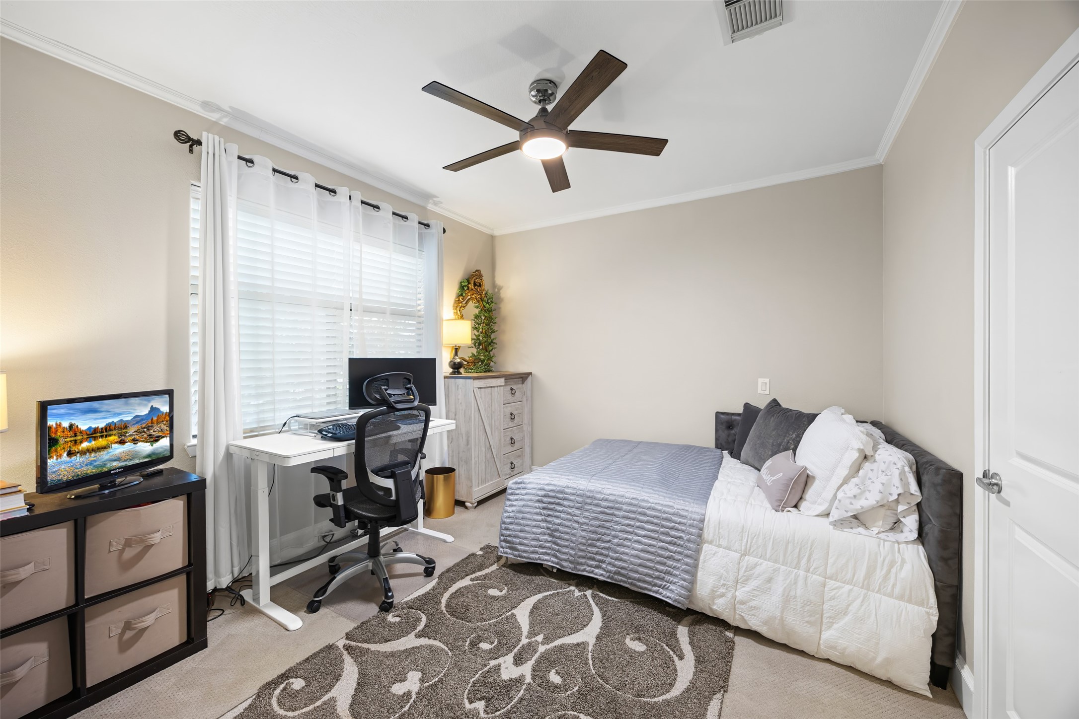2320 Emancipation Avenue Houston, TX 77004 - Photo 10 of 38 a bedroom that has a bed and a desk in it