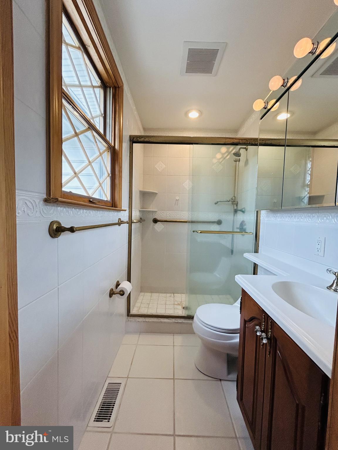 88 West Rambler Drive Southampton, PA 18966 - Photo 10 of 17 a bathroom with a sink toilet and a mirror