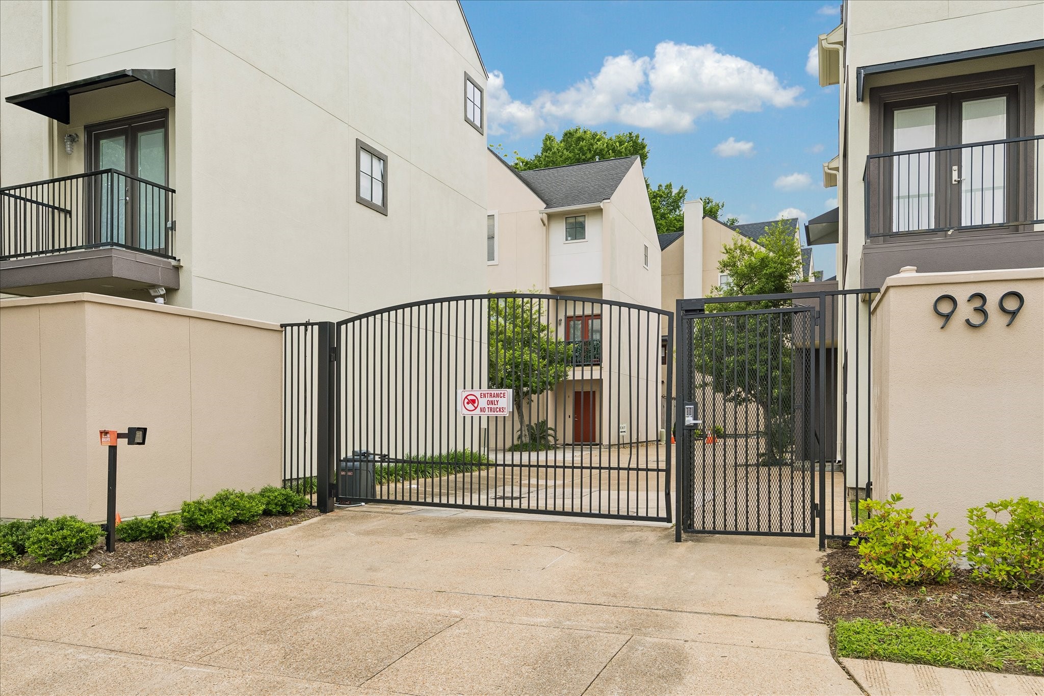 939 Colorado Street, Unit 22 Houston, TX 77007 - Photo 20 of 23 a view of a porch with a small yard