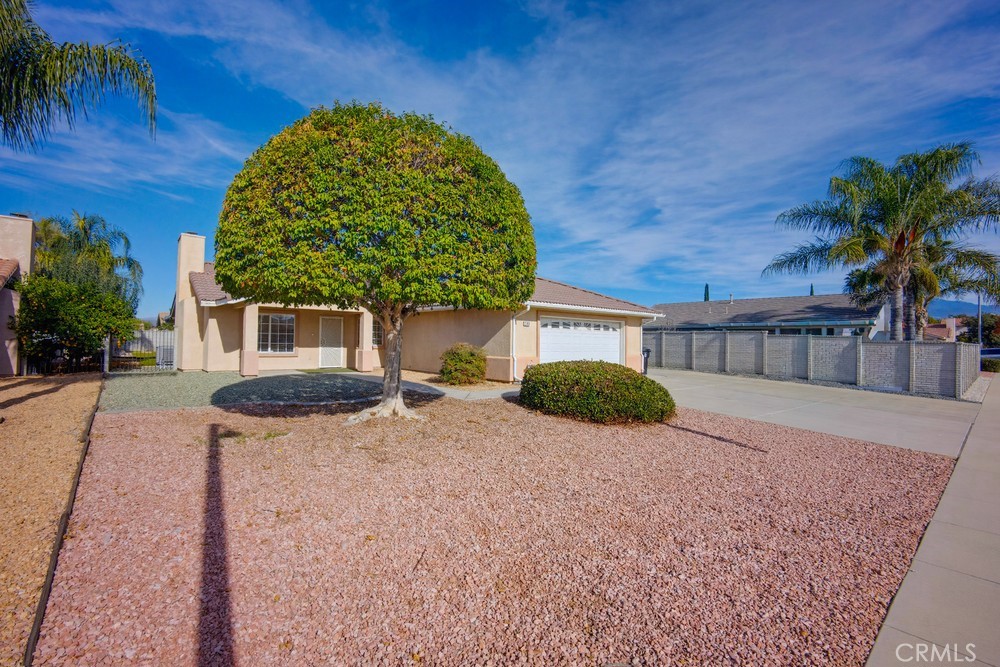 2998 Elder Way Hemet, CA 92545 - Photo 27 of 28 a front view of a house with a yard