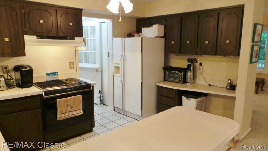 2218 Lone Tree Road Highland, MI 48357 - Photo 9 of 25 Kitchen