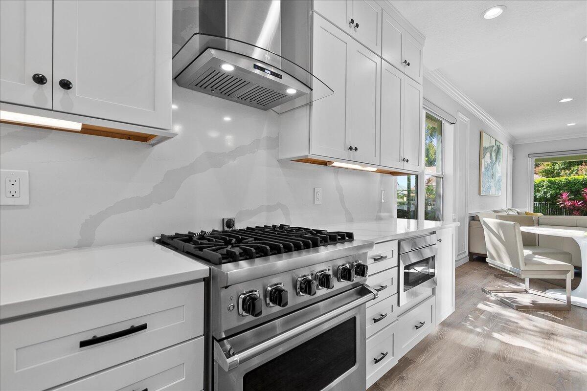 102 Mulberry Grove Road West Palm Beach, FL 33411 - Photo 9 of 45 Viking Gas Stove