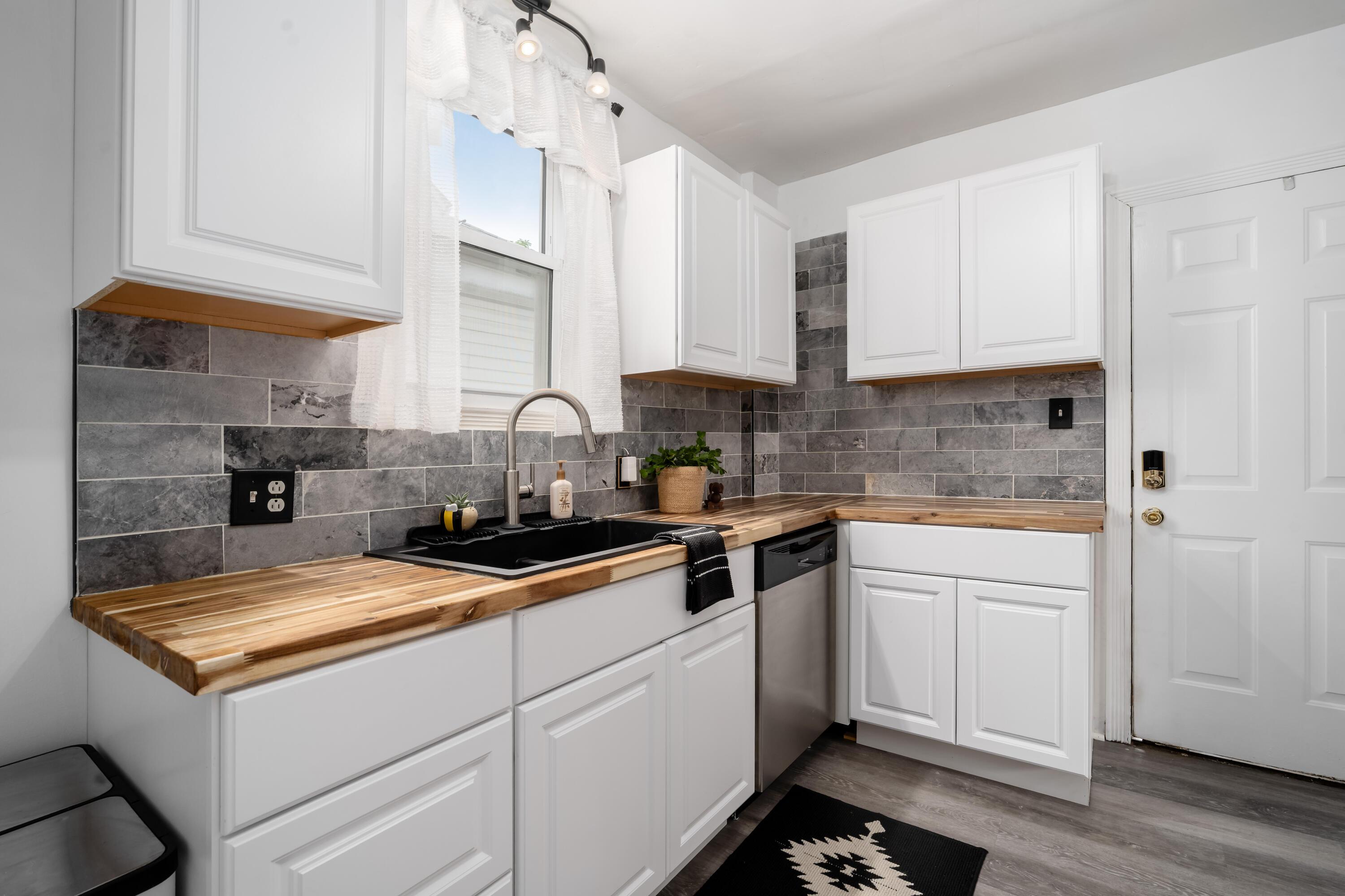 1581 East Weber Road Columbus, OH 43211 - Photo 22 of 41 And gorgeous polished marble backsplash!