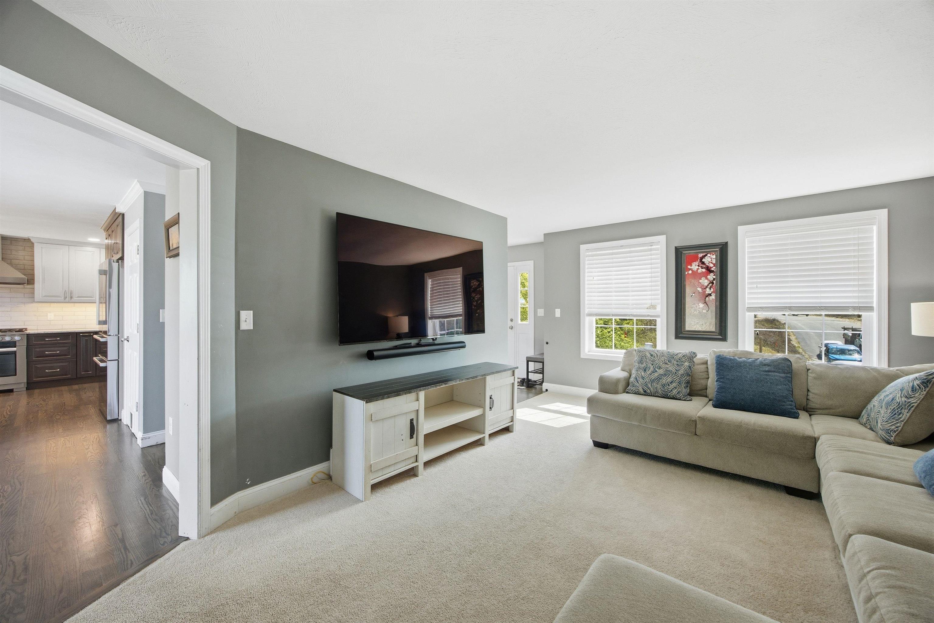 317 University Circle Hooksett, NH 03106 - Photo 15 of 44