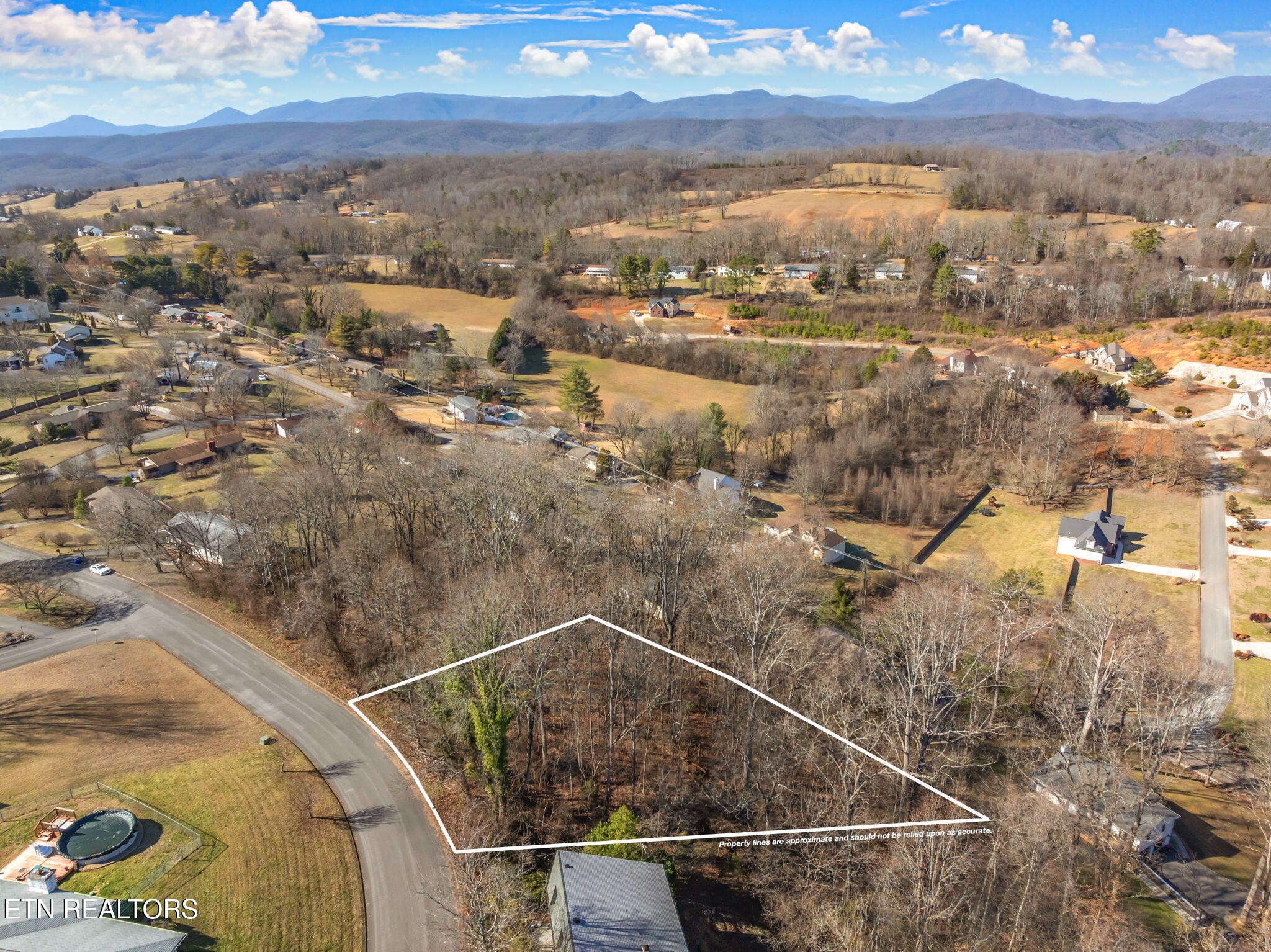 48 Orchard Knob Road Clinton, TN 37716 - Photo 6 of 29 a view of a city