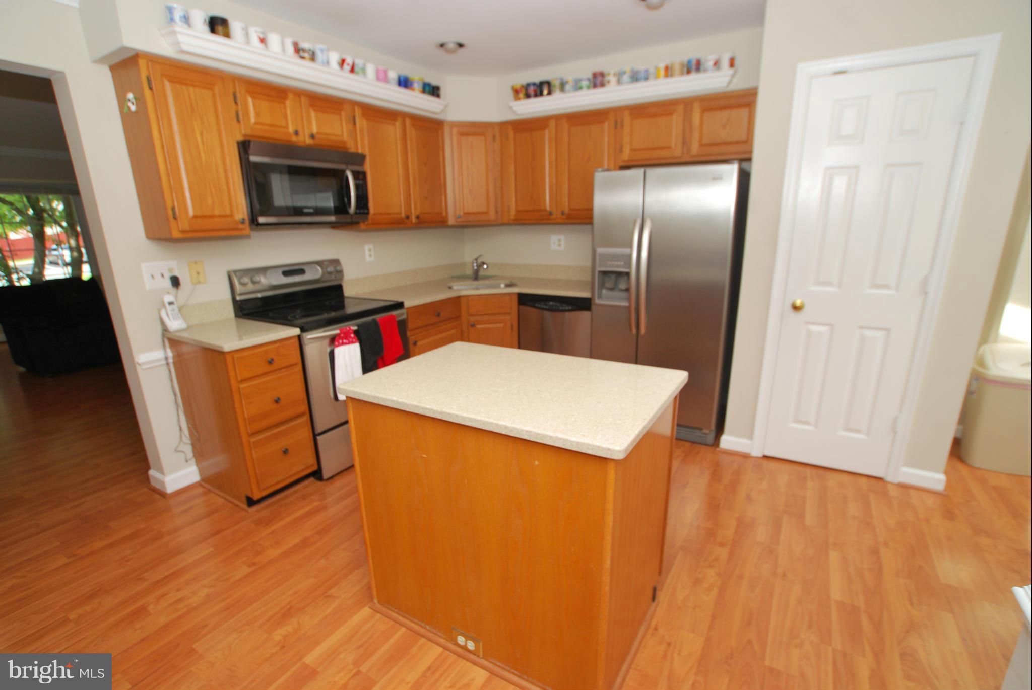 20307 Cedarhurst Way Germantown, MD 20876 - Photo 5 of 20 Kitchen With Island