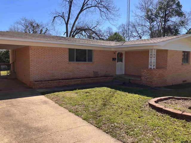 a view of a small house with yard