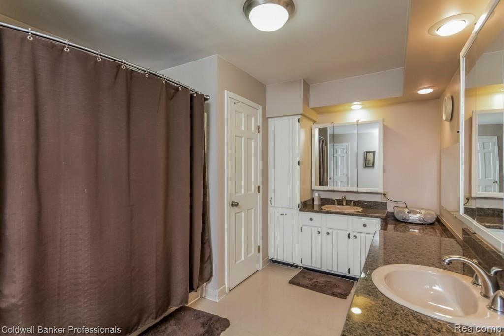 2300 North Fairview Lane Rochester, MI 48306 - Photo 22 of 43 022-Master_Bathroom-1936243-medium.jpg