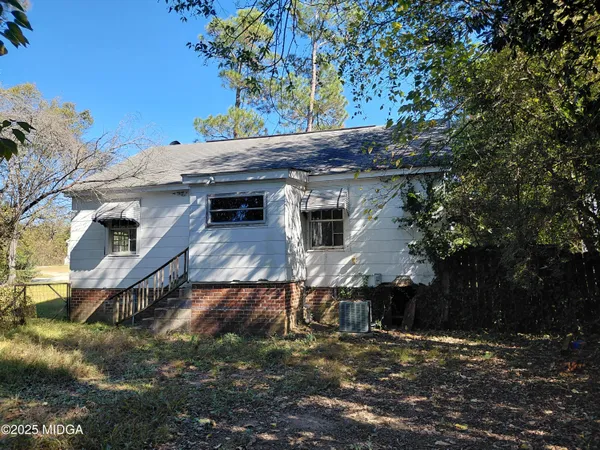 a view of house with a yard