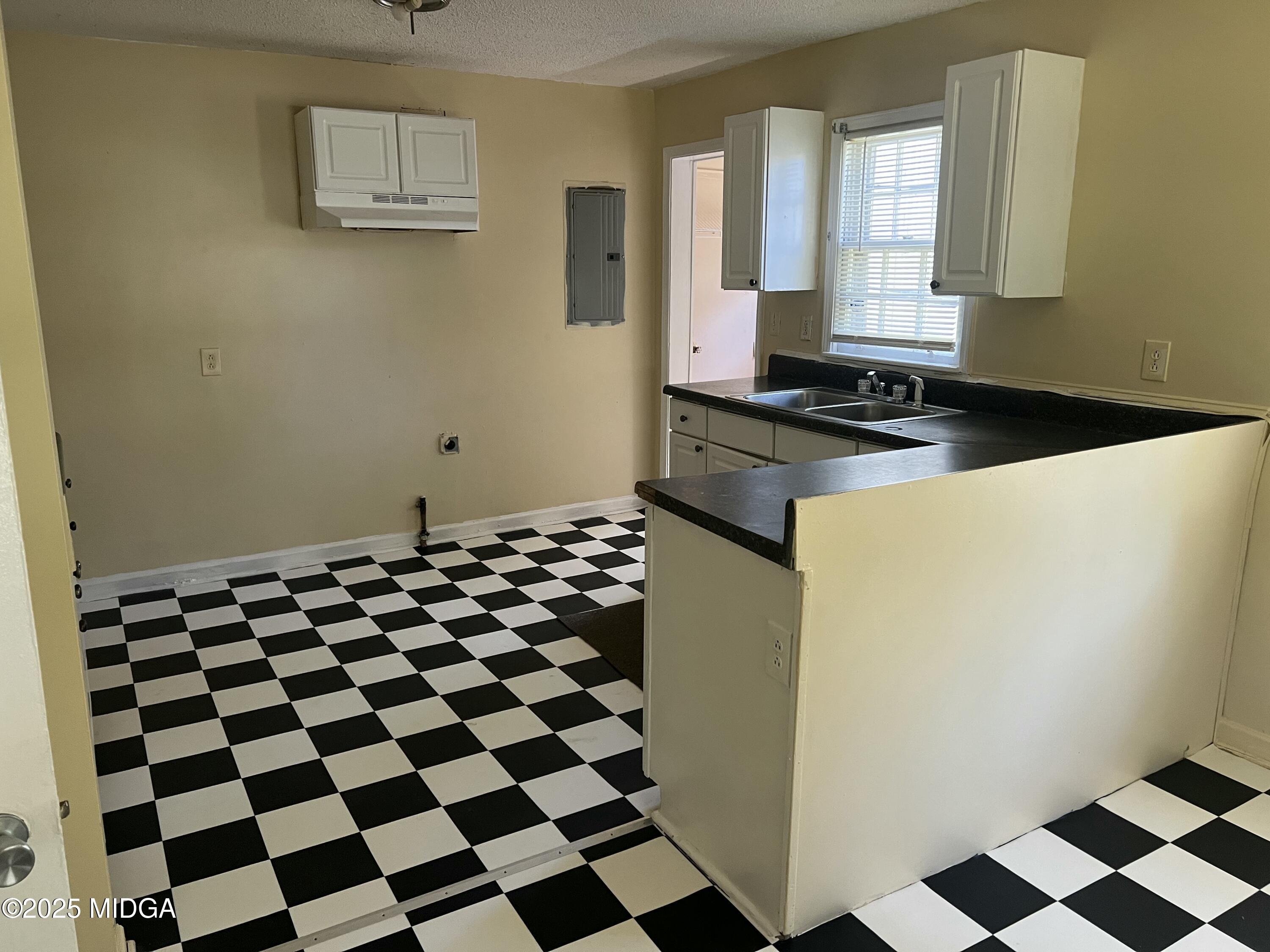 3811 Lyons Street Macon, GA 31206 - Photo 2 of 14 a black and white checkered floor