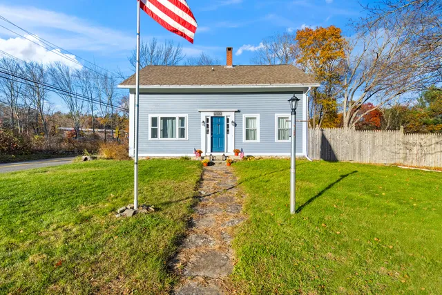 a view of a house with backyard