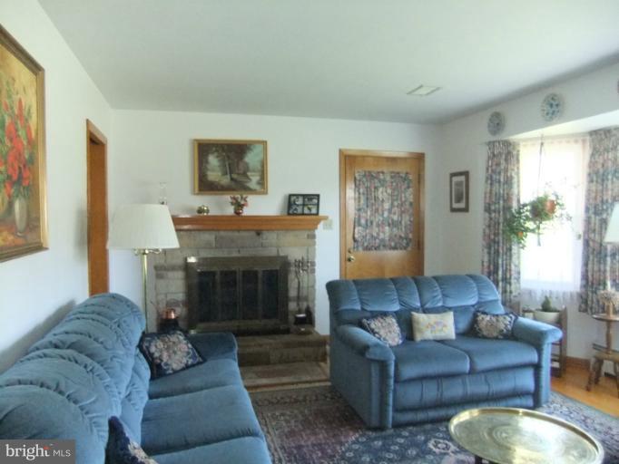 12268 Pleasant Valley Road Smithsburg, MD 21783 - Photo 19 of 30 Living Room