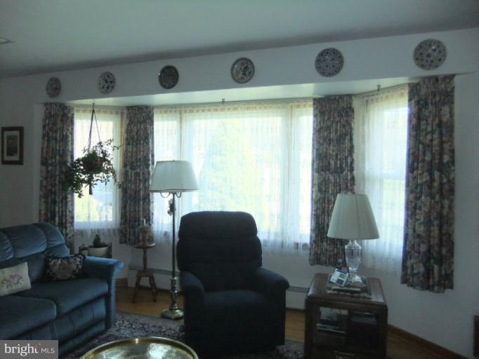 12268 Pleasant Valley Road Smithsburg, MD 21783 - Photo 20 of 30 Living Room