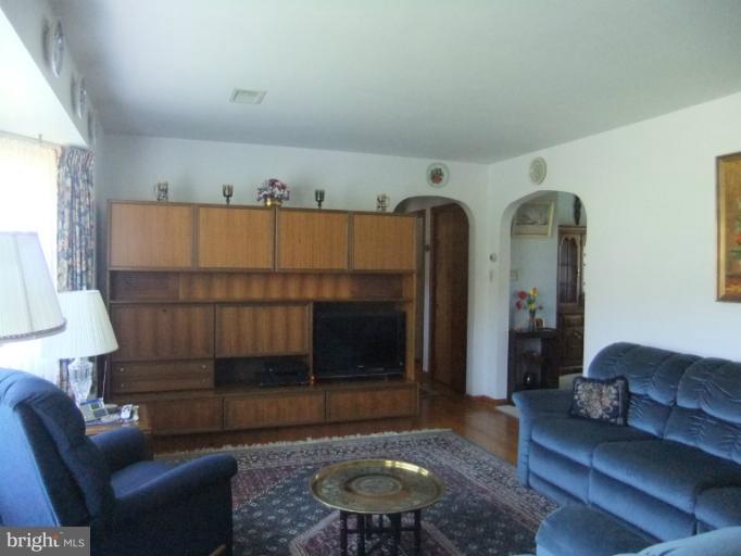 12268 Pleasant Valley Road Smithsburg, MD 21783 - Photo 9 of 30 Living Room
