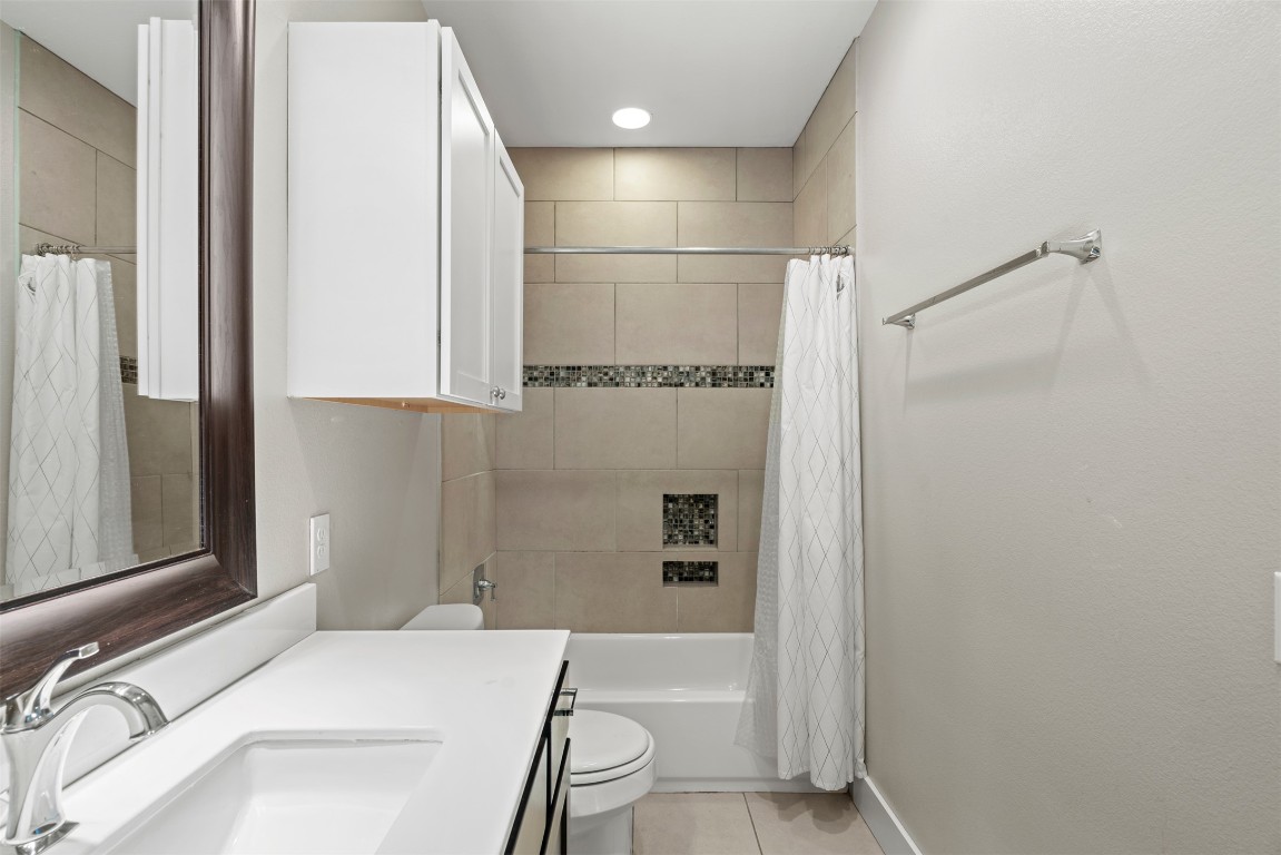 1912 South Church Street Georgetown, TX 78626 - Photo 38 of 40 a bathroom with a tub and shower