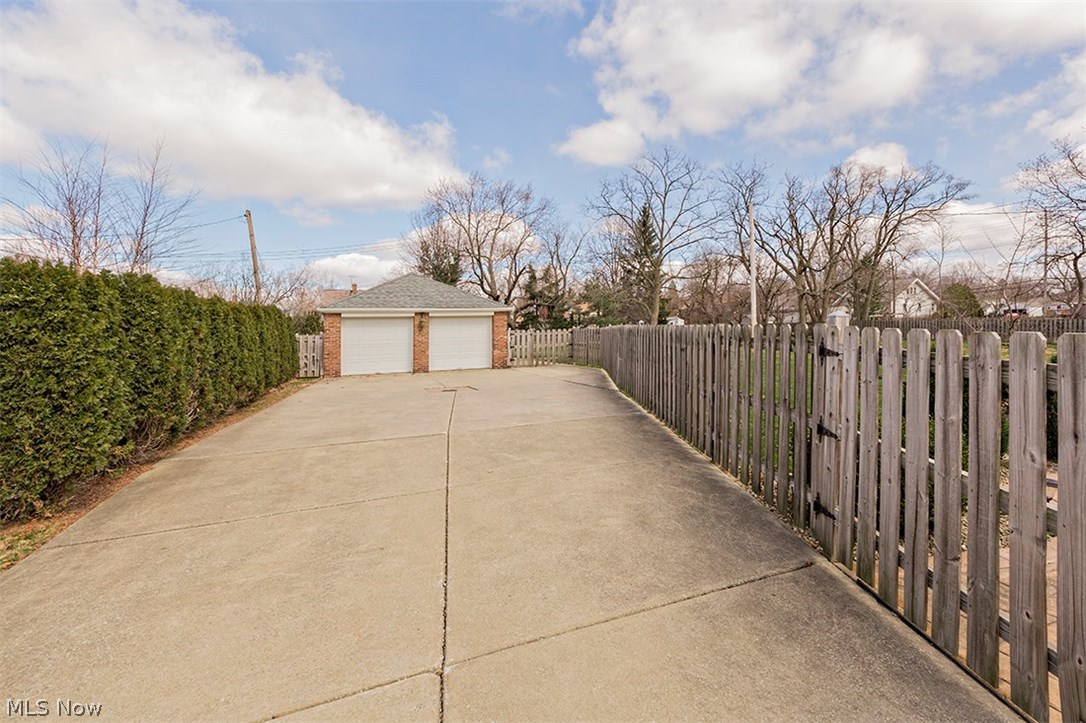 5031 Farnhurst Road Cleveland, OH 44124 - Photo 29 of 35
