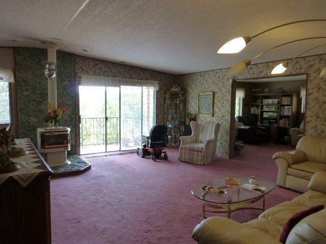 9535 Blackwell Road Central Point, OR 97502 - Photo 5 of 26 Slider out to the deck and the living ro