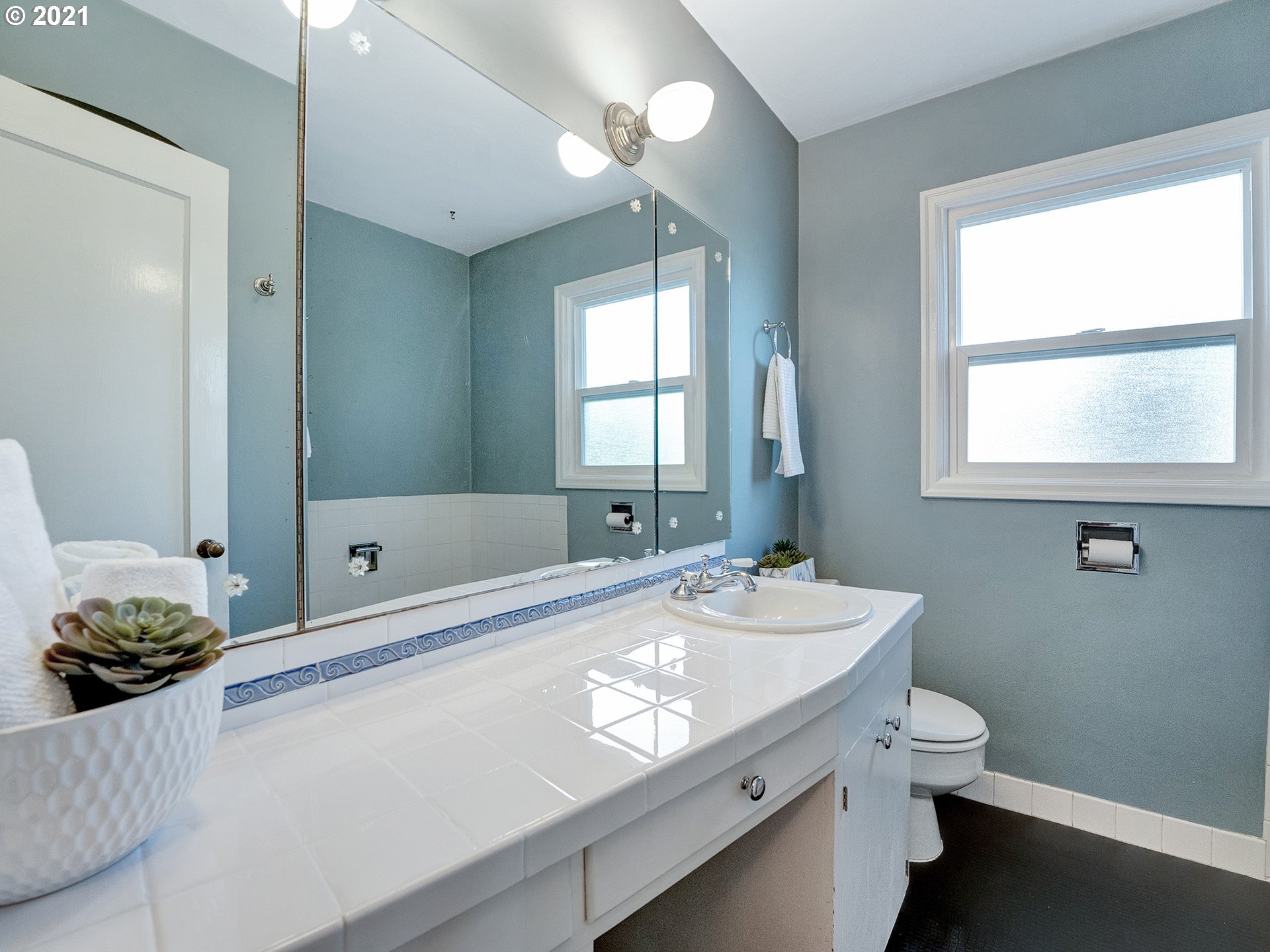4577 Southwest Maplewood Road Portland, OR 97219 - Photo 13 of 29 Gallery Image 13