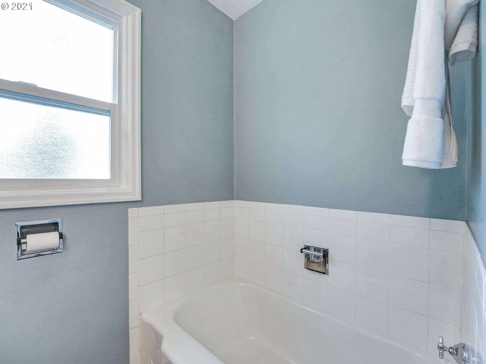 4577 Southwest Maplewood Road Portland, OR 97219 - Photo 14 of 29 Gallery Image 14