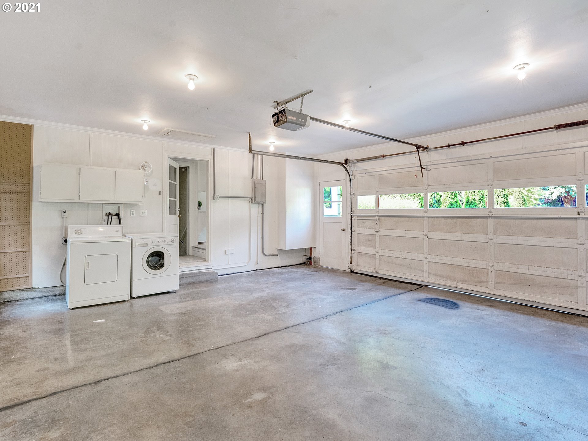 4577 Southwest Maplewood Road Portland, OR 97219 - Photo 15 of 29 Gallery Image 15