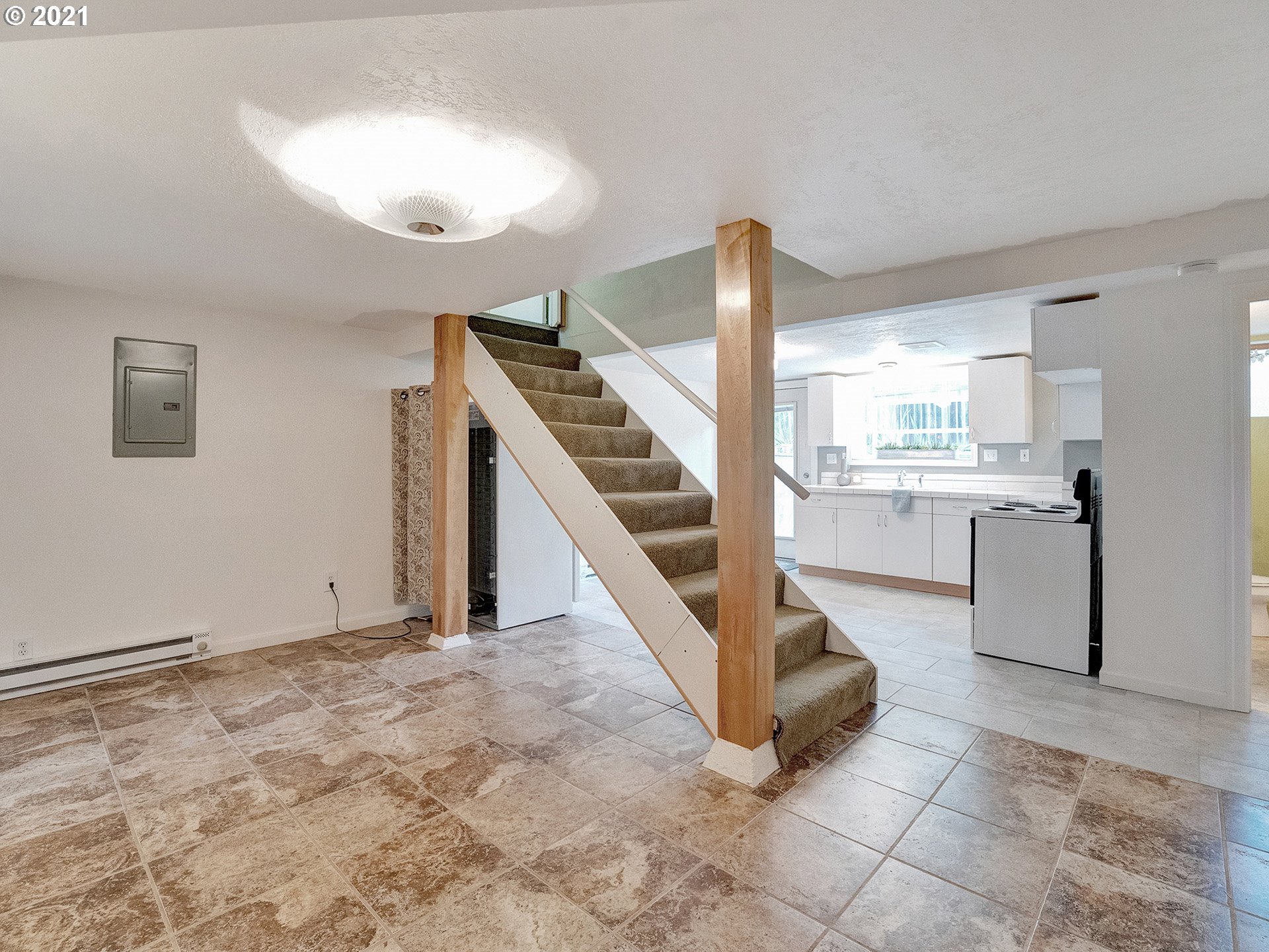 4577 Southwest Maplewood Road Portland, OR 97219 - Photo 16 of 29 Gallery Image 16
