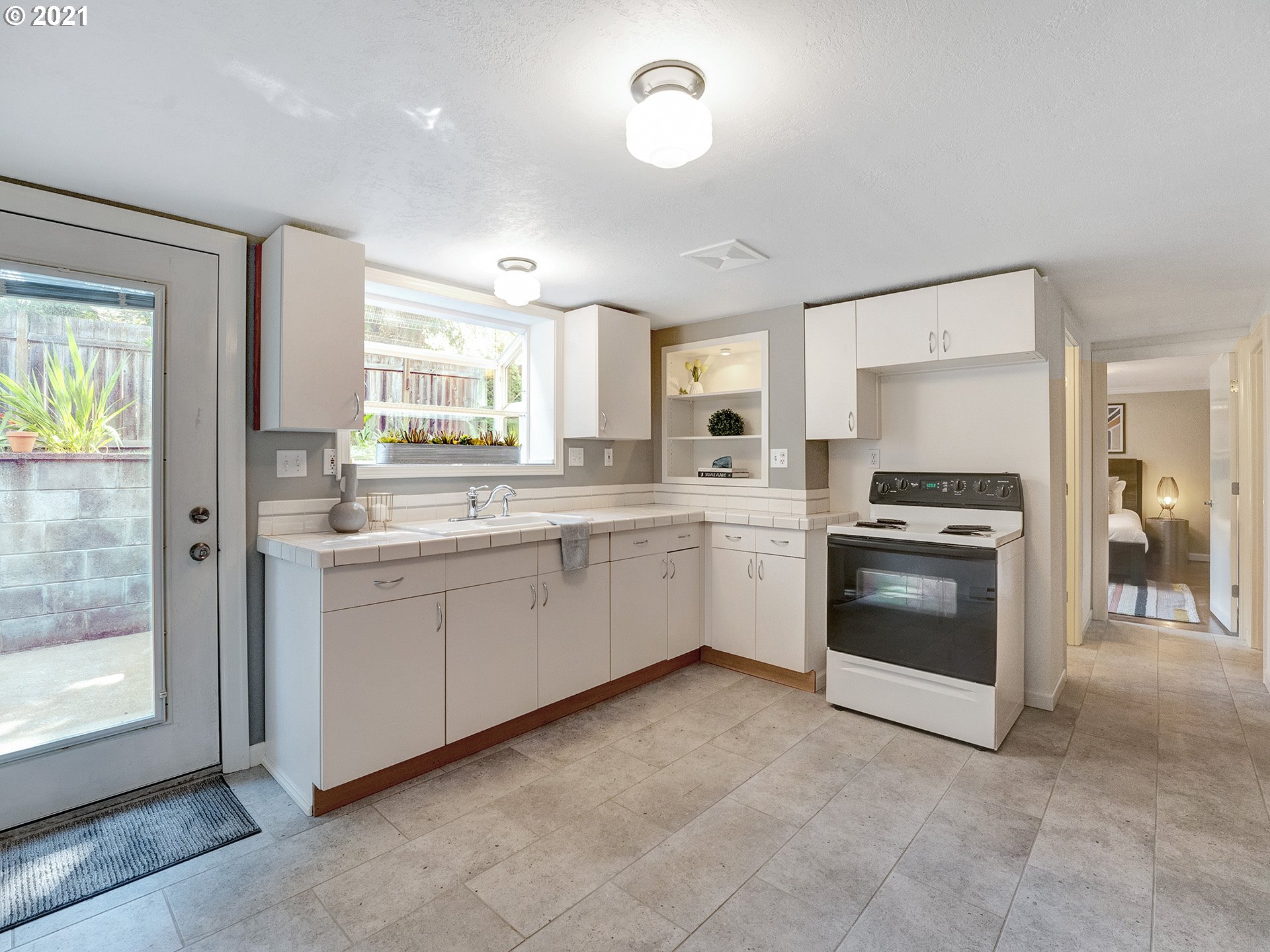 4577 Southwest Maplewood Road Portland, OR 97219 - Photo 17 of 29 Gallery Image 17