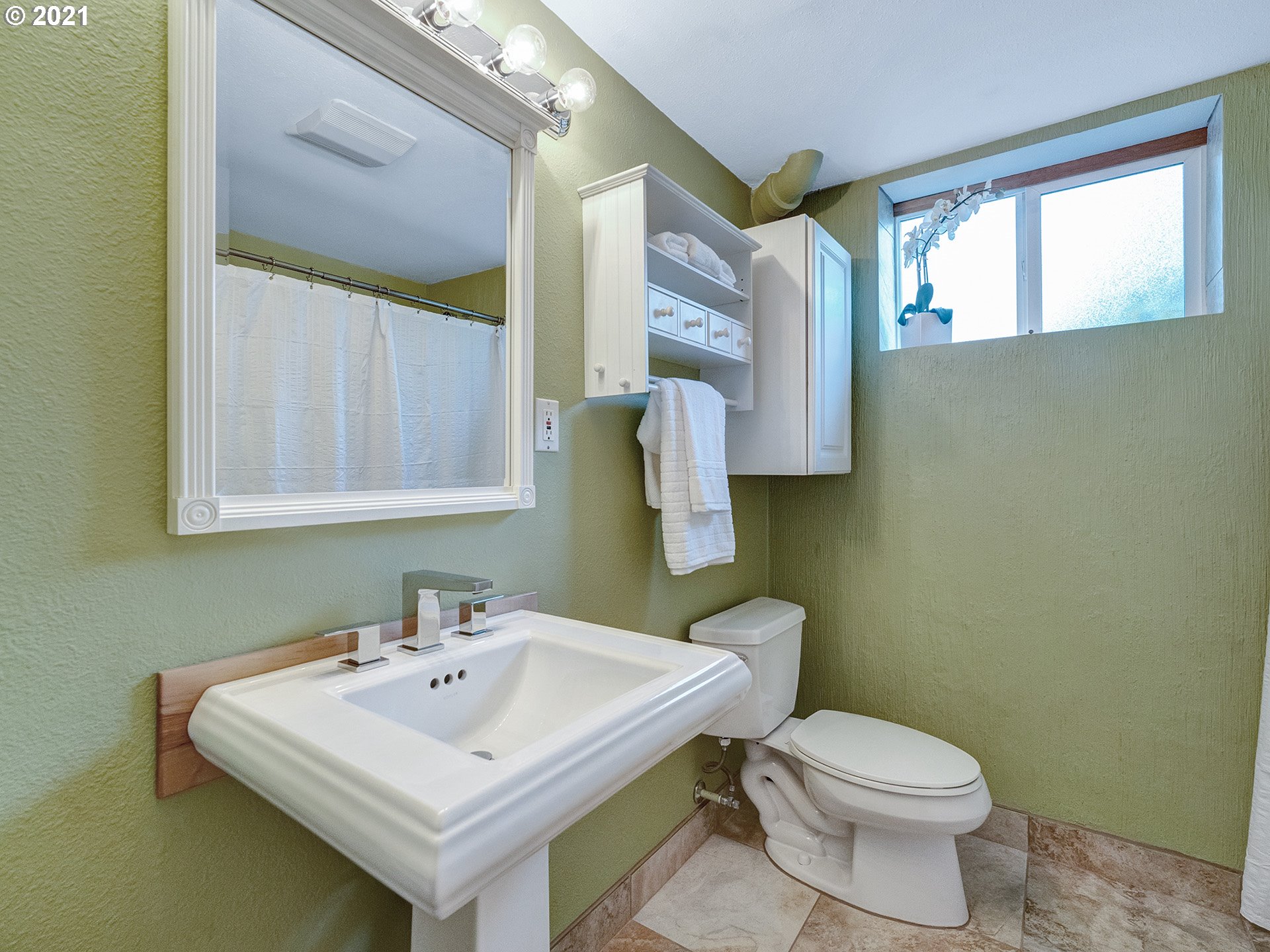 4577 Southwest Maplewood Road Portland, OR 97219 - Photo 18 of 29 Gallery Image 18