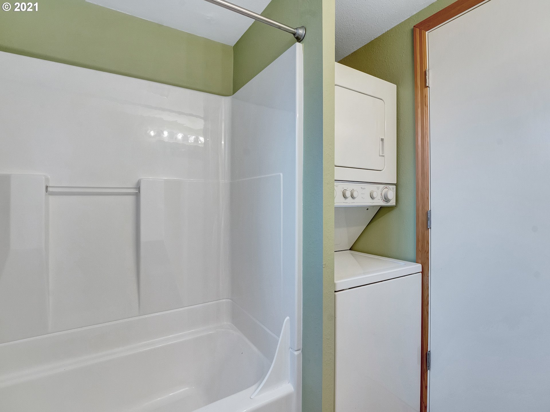 4577 Southwest Maplewood Road Portland, OR 97219 - Photo 19 of 29 Gallery Image 19