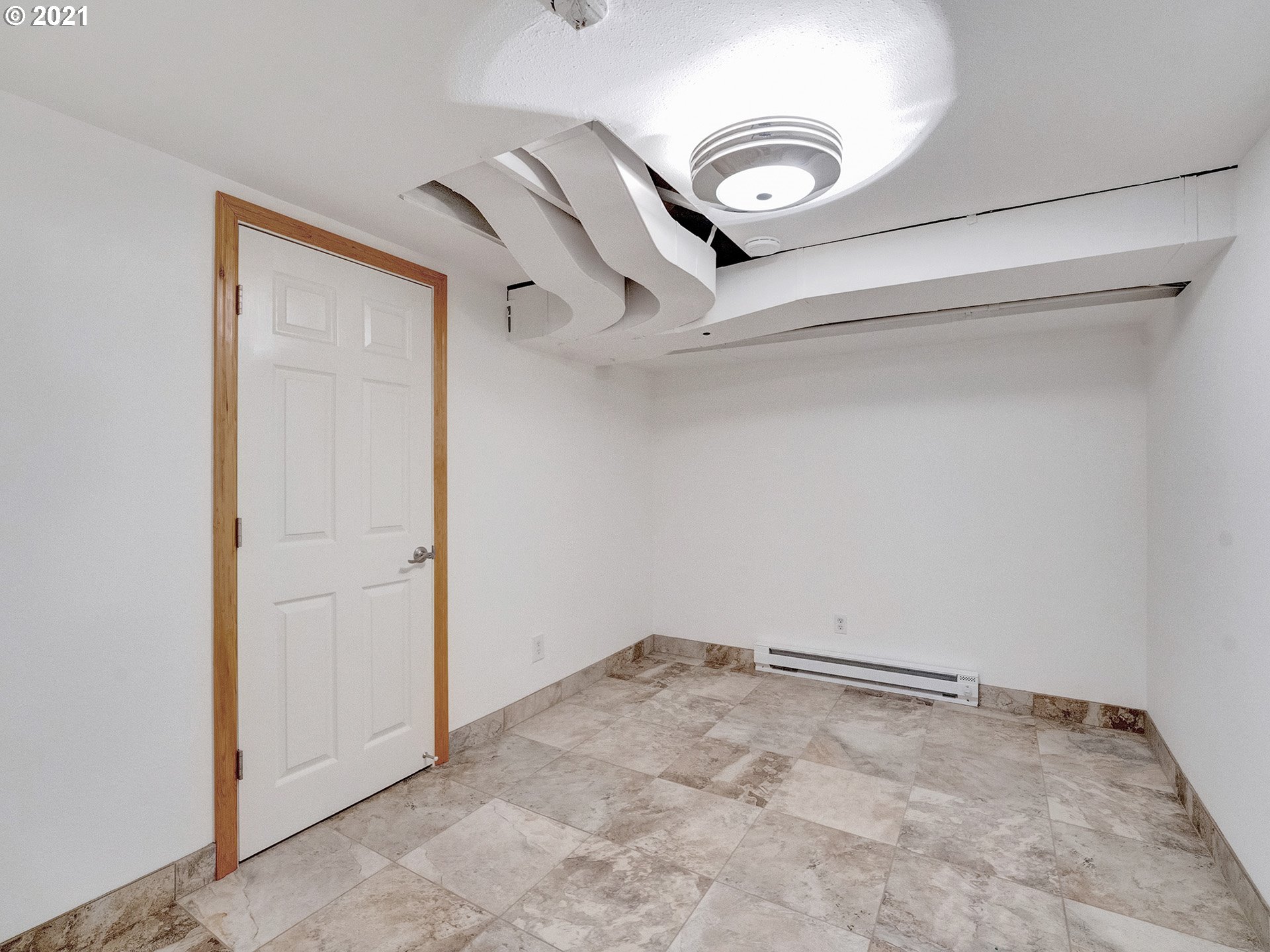 4577 Southwest Maplewood Road Portland, OR 97219 - Photo 21 of 29 Gallery Image 21