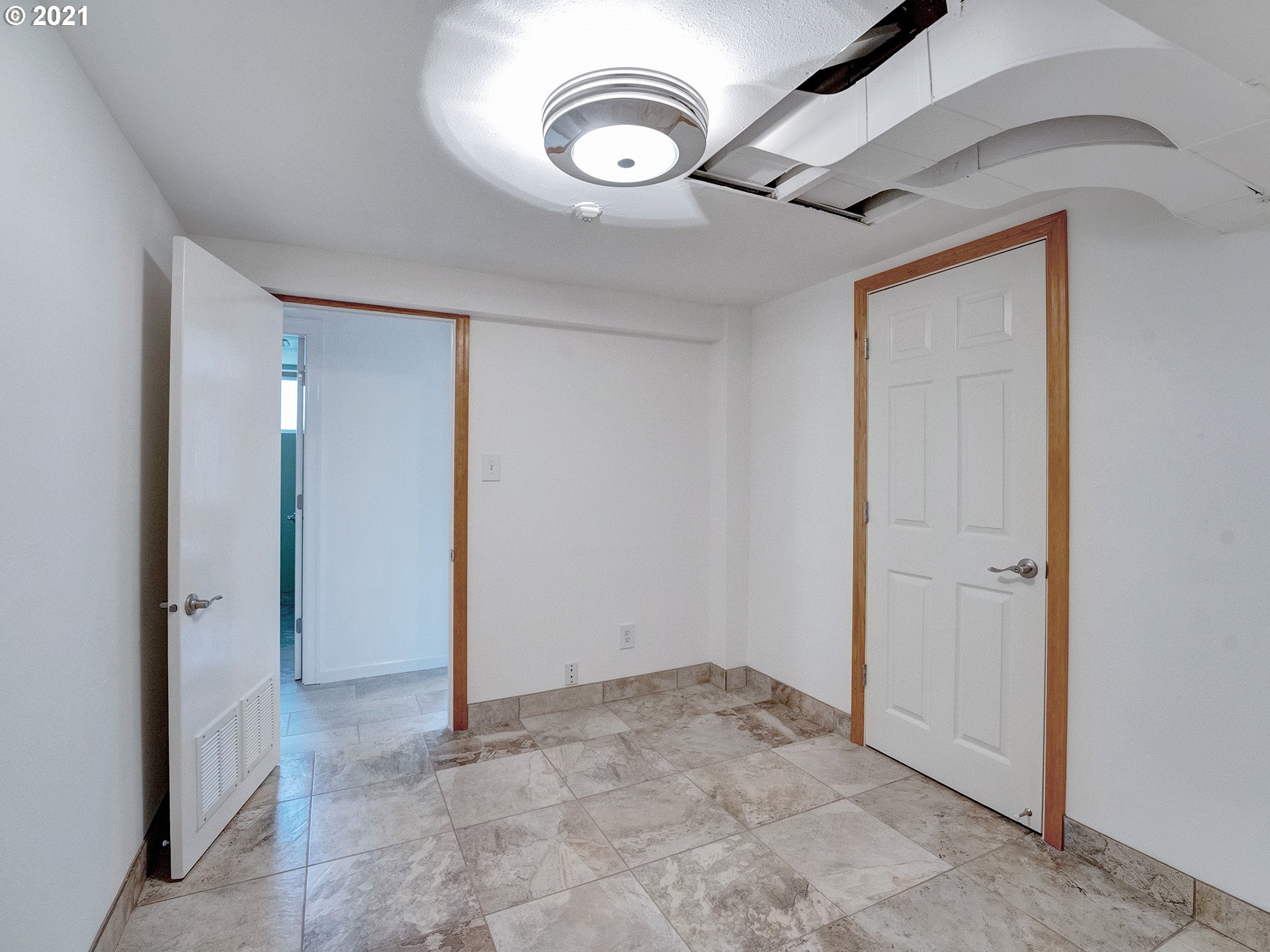 4577 Southwest Maplewood Road Portland, OR 97219 - Photo 22 of 29 Gallery Image 22