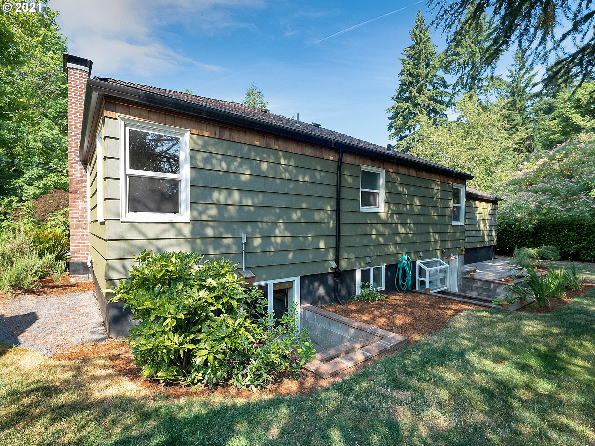 4577 Southwest Maplewood Road Portland, OR 97219 - Photo 23 of 29 Gallery Image 23