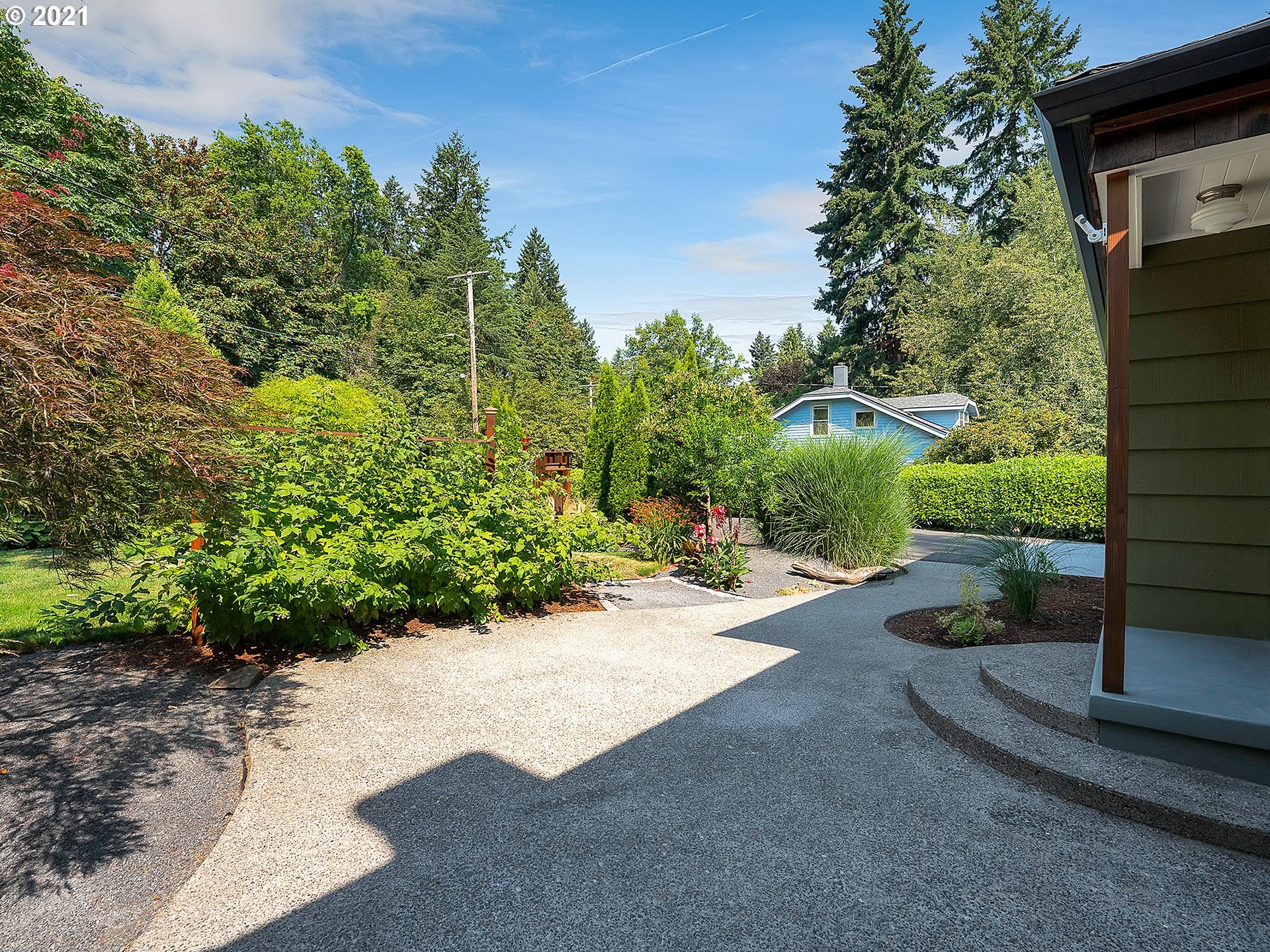4577 Southwest Maplewood Road Portland, OR 97219 - Photo 26 of 29 Gallery Image 26
