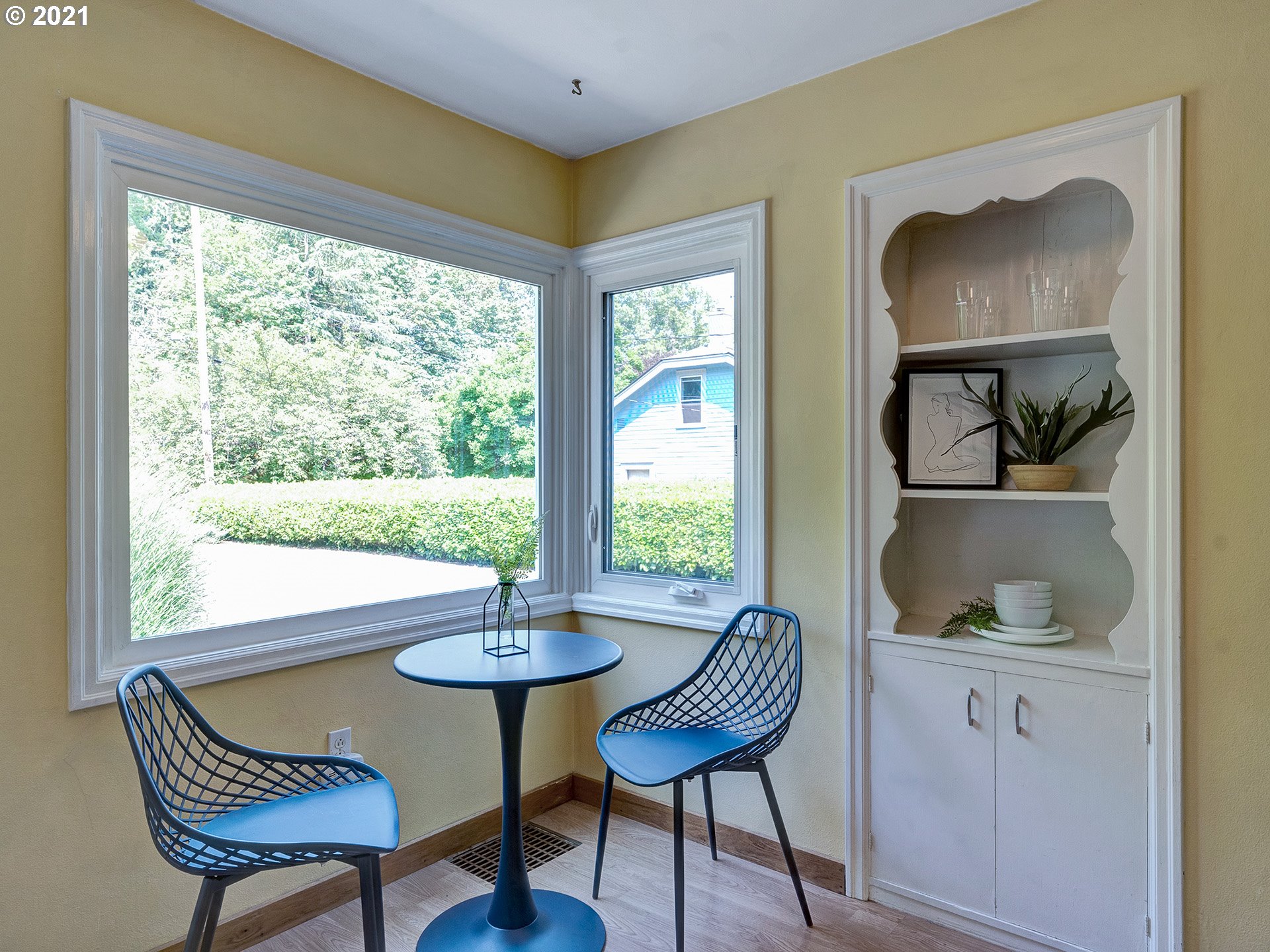 4577 Southwest Maplewood Road Portland, OR 97219 - Photo 8 of 29 Gallery Image 8